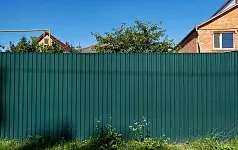 Какой профнастил лучше для забора: как выбрать лист по толщине, высоте и покрытию